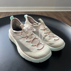 Northface flypack hybrid shoes 

Sneaker #brandnew
Super lightweight size 7 wom